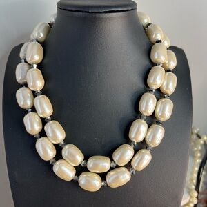 Beautiful Faux Pearl Glass Necklace w/Toggle Clasp 17” D11